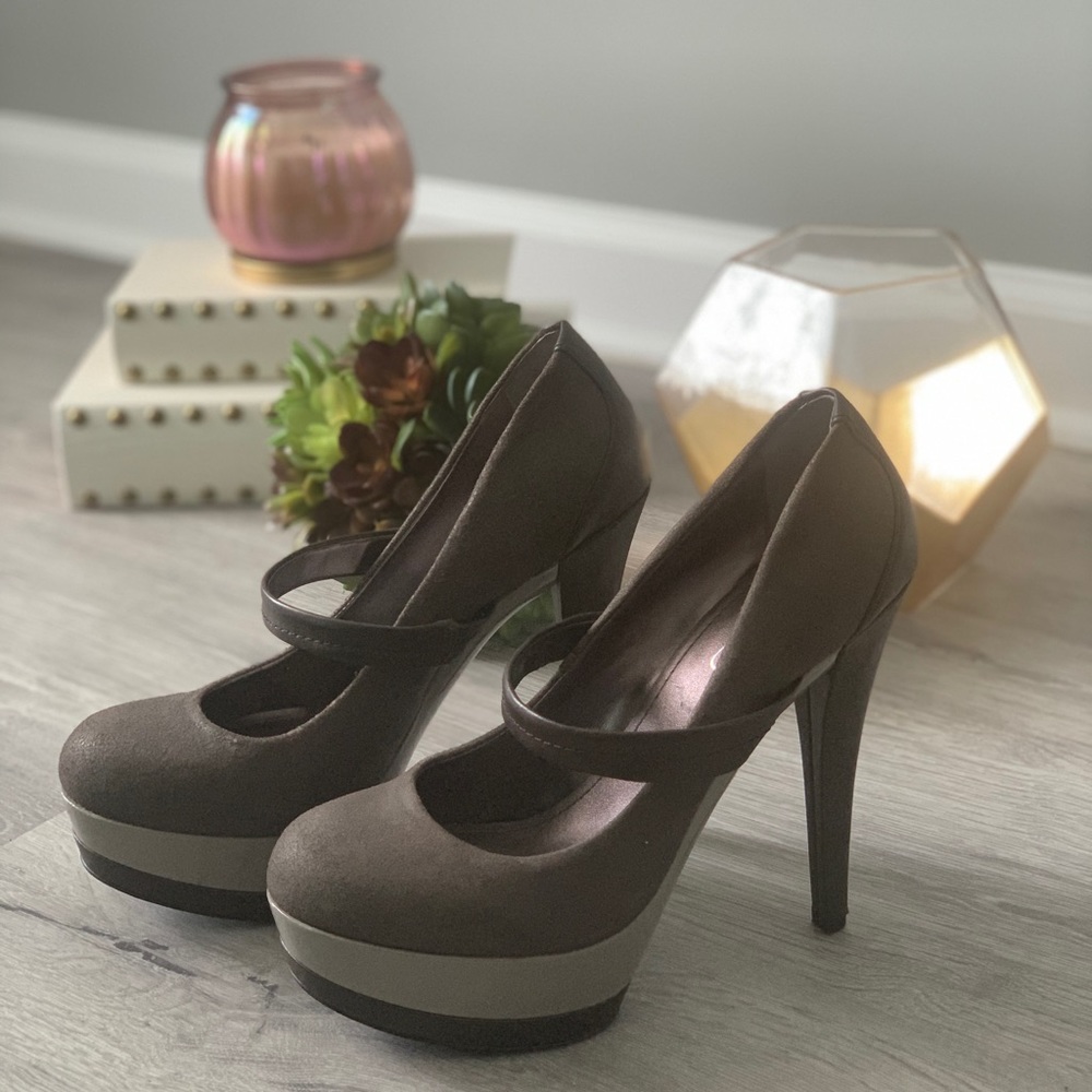 Platform Mary Jane Pumps